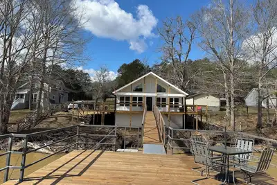 Image de New Redeemed Lakehouse. Walk out the front door to the dock