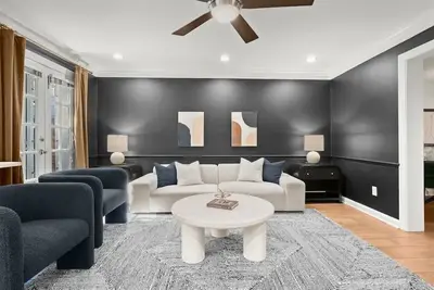 Image de 2 Mins to Waterfront - A Spacious Old Town Xcape