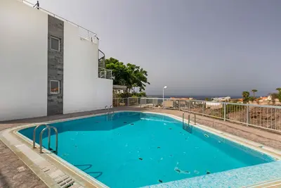 Image de Appartement de vacances 'Tenerife Duplex Callao 2' avec vue sur la mer, piscine commune et Wi-Fi