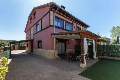 Maison de campagne \"Casa Rural Arbana\" avec vue sur les montagnes, piscine privée et Wi-Fi