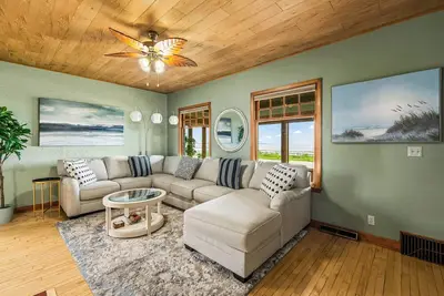 Image de Stunning Lake View  and City Skyline View Property in Bay View Milwaukee