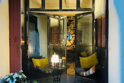 Image de Le Garage et Wine Cave. Spacious, Unique Industrial Urban Chic, Beach 200m.