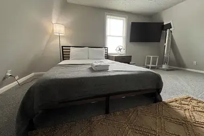 Image de Charming Cabin in Crystal Rock\nSleeps 10 w/ hot tub and terrace balcony!