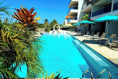 Image de Gorgeous Eagle Beach 4-bedroom Condo with surround balcony and fitness room