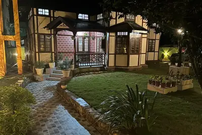 Image de Centrally located Heritage House, where timeless tradition meets modern comfort.