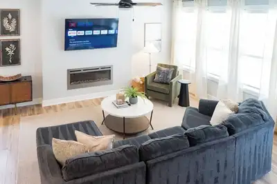 Image de Elegant 3 Bdr Escape | King Bed + Tv in Every Room