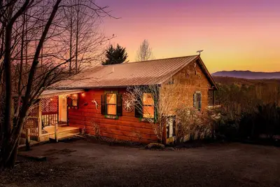 Image de Pet-Friendly Mtn Cabin | View, Hot Tub & Fire Pit
