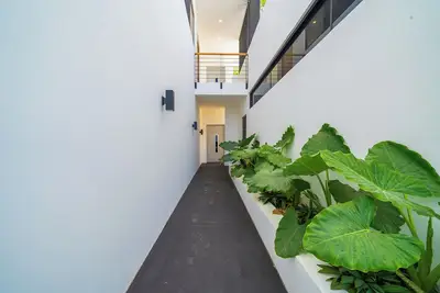 Image de Stunning new 4-bedroom ocean view modern beach home overlooking Flamingo Marina.