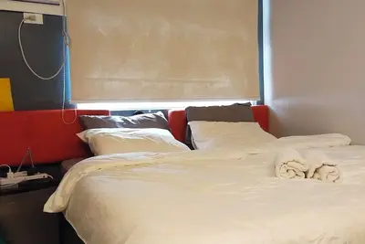 Image de Comfy Studio unit w/ King-sized bed and massage chair. By the highway near malls