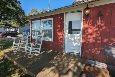 Image de Charming 4-bedroom cottage On Tawas Lake Pet, kid-friendly. Great Bird watching!