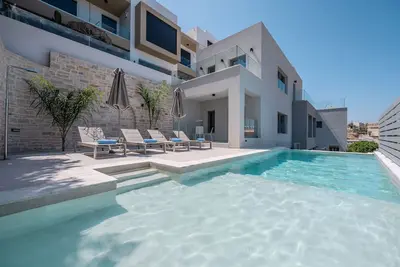 ArtCotel luxury villa, near beach and all amenities