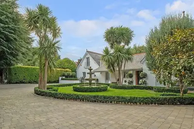 Image de A beautifully presented private home with tranquil gardens, close to Windsor