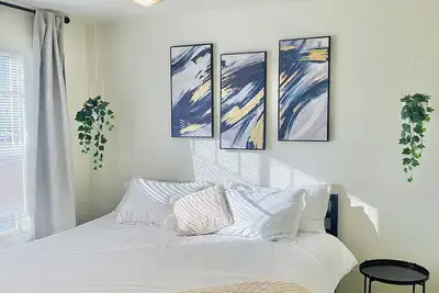 Image de 5 King Beds! State Farm Stadium, Luke Afb, Westgate shopping and entertainment!