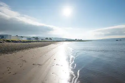 Image de Cosy chalet with all year round sunroom. Ideal location in West Wales to explore