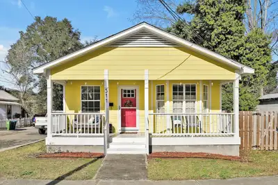 Image de Yellow Swann cozy cottage minutes from Live Oak Pavilion!