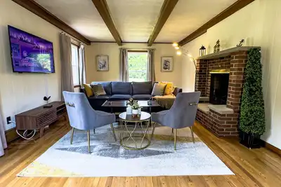 Image de Elegant 4br Princeton Escape • Game Rm • Big Yard