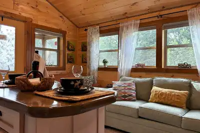 Image de Falcons Nest cabin with Ac and WiFi in enchanting Calhoun Tn