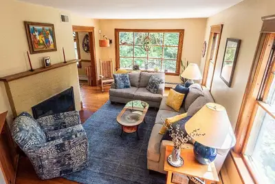 Image de Charming, sunny 4-bedroom home with wooded yard in family-friendly Newton