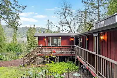 Image de The Cozy Pine Cone. Hot tub- Deck & Grill\nForestville