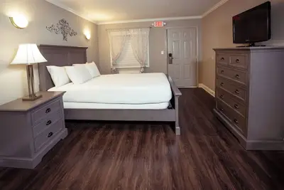 Image de One Bedroom King Suite with Full Kitchen Near 76 Strip and Fast WiFi