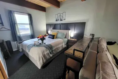 Image de Cozy condo in charming Mancelona on ski/golf resort. \nPool closed temporarily.