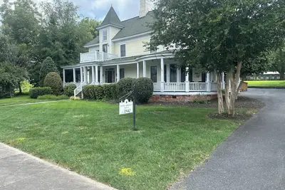 Image de Historic Wade-Arscott home, Main Floor 2br/2ba in Downtown Troy