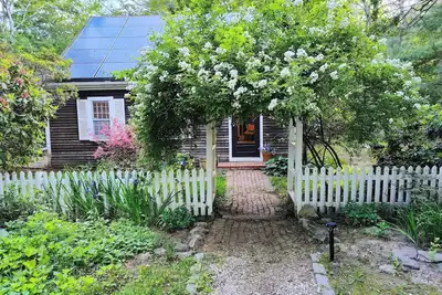 Image de 3-bedroom cozy garden retreat in Mashpee with Ac, work spaces, fenced in yard