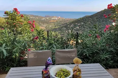 Image de Charmant T2 rez de villa vue sur la mer, à 5 minutes de ses plages