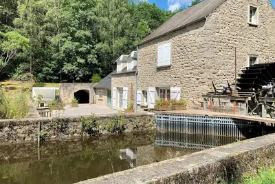 Image de Merveilleux Moulin*** dans le Morvan, 6ha en bord de rivière et de forêt. 15 pl+