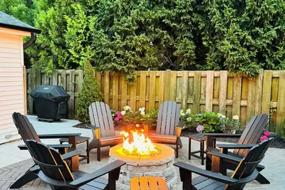 New! Charming Pet Friendly Modern Cottage in the Historic District of Saugatuck!