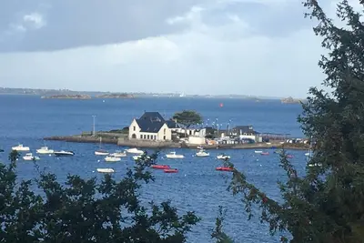 Image de Maison de pêcheur en baie de Morlaix, vue sur le château du taureau.