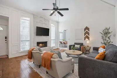 Image de Frisco Luxury King Suite Retreat/ Walk to Main Street /Backyard Oasis + Garage