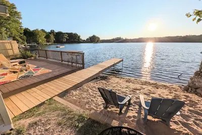 Image de Lakefront Home with Sunsets, Dock, and Deck! Dogs Stay Free!