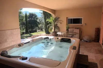 Image de Très beau meublé vacance, clim jacuzzi, jardin, tout confort!