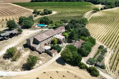 Image de L'Écrin de Vignes : Camp Fourca, Accueil de Groupes dans le Luberon Authentique.