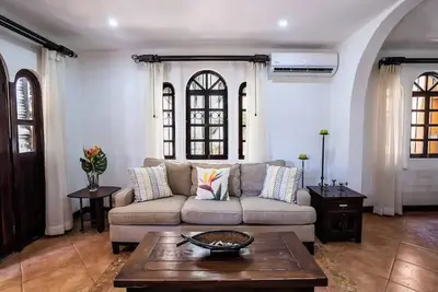 Image de Elegant Colonial Style Villa with Pool\n\n