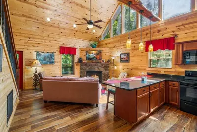 Image de Peaceful Cabin w/ Hot Tub, Loft, & Fire Pit