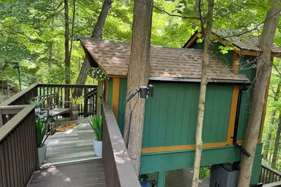 Image de Treehouse Magic & Chic Greenhouse Vibes. Glamping In Style! Middle of Danbury, Ct
