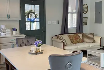 Image de Secluded Riverfront Cabin with Skylights, Oak Trees & Dreamy Porch