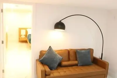 Image de Luxury king bed parking & washer