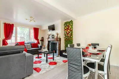 Image de Spacious 3-bedroom house. Sleeps 6-8 people with WiFi, Netflix etc