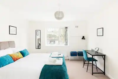 Spacious 4Bed in Leamington Spa with Parking | Pass the Keys