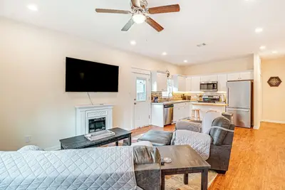 Image de Montgomery Cottage w/ Fenced Yard < 1 Mi to Lakes!