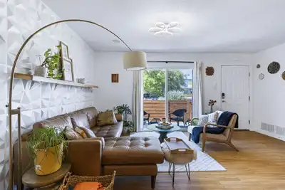 Image de Luxe 2br Retreat with Home Theater Espresso and Parking