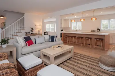 Image de Serene & Spacious Home 10 min to Newport and Beaches, 3 bed, 2. 5 bath, sleeps 9