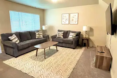 Image de Spacious fully loaded 4-bedroom townhome sleeps 12 freeway access next to Byu