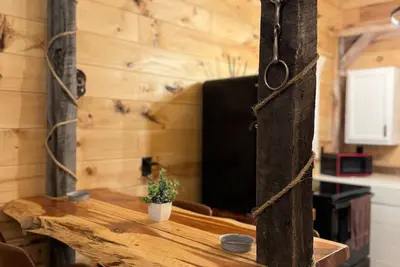 Image de Charming rustic modern 2-bedroom cabin farm stay, privacy & close to town!