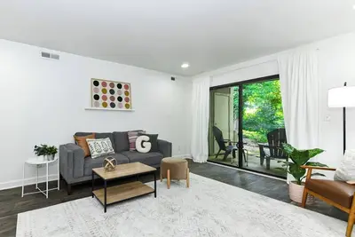 Image de 2-bedroom condo in tranquil Greensboro with Ac, WiFi. Centrally located.
