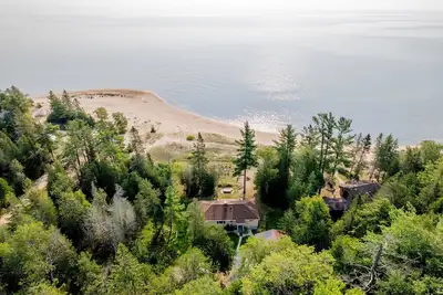 Image de Sunny Side U. P. : Your Ultimate Summer Escape on Lake Michigan