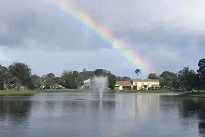 Image de Charming 3-bedroom pool home on the lake with spectacular sunsets & close to all